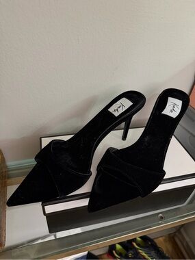 Elegant Black Pointed Mule Heels with Twisted Strap